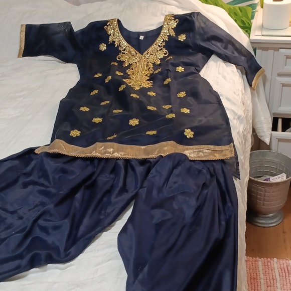 Salwar pants suit - Picture 2 of 5